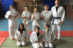 Sieben Schülerinnen und Schüler absolvieren erfolgreich ihre Judoprüfung